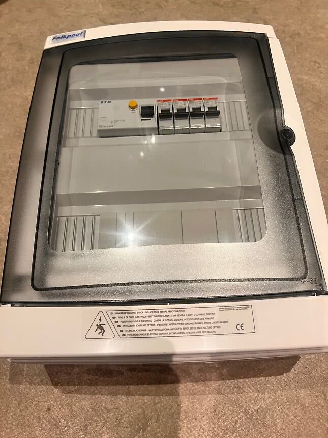 Poolcentral 3-fas för 1-fas 2x16 + 2x10A 100W transformator