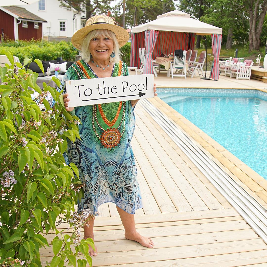 Christina Schollin to the pool skylt